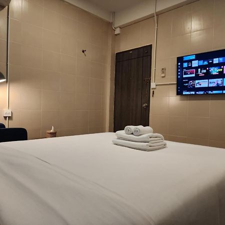 Lo-Ha Guest House, Contactless Check-In Bangkok Kültér fotó